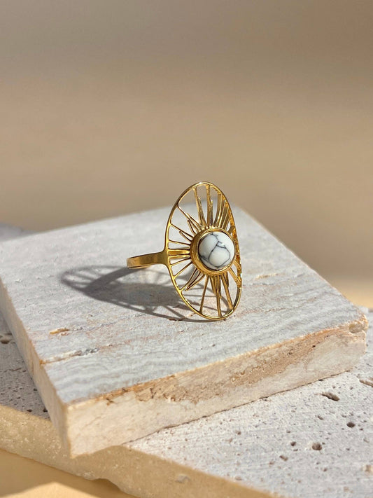 Justerbar oval ring i rostfritt stål med solmotiv och sten