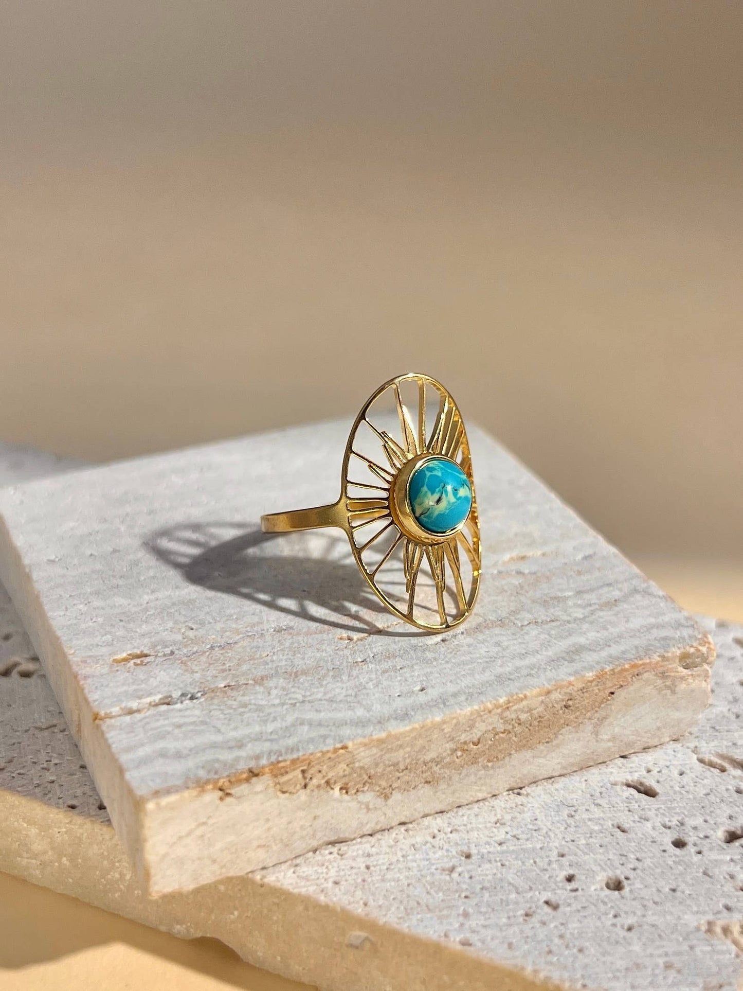 Justerbar oval ring i rostfritt stål med solmotiv och sten