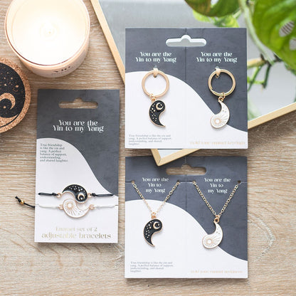 Yin Yang-nyckelringar, armband och halsband på kort – välj en typ