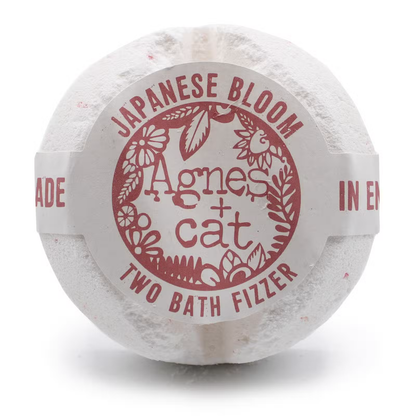 Förpackad Agnes + Cat badfizzer Japanese Bloom mot vit bakgrund