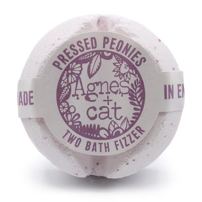 Förpackad Agnes + Cat badfizzer Pressed Peonies mot vit bakgrund