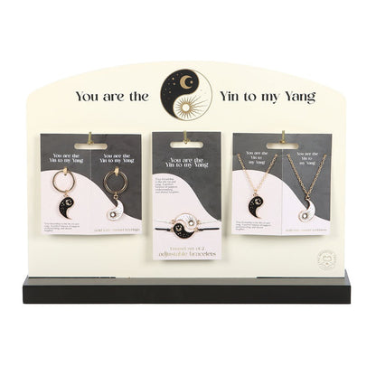 Display med Yin Yang-nyckelringar, armband och halsband