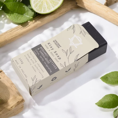 Svart lertvål med lime och blad som rekvisita