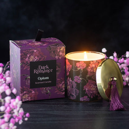 Tänt Dark Romance Opium-ljus med ask, lock och blommor bredvid