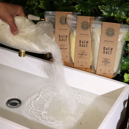 Badsalt hälls i ett badkar med flera påsar bredvid