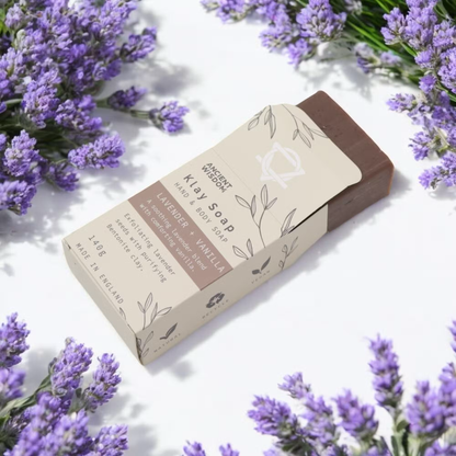 Lertvål Lavendel & Vanilj med lila blommor omkring