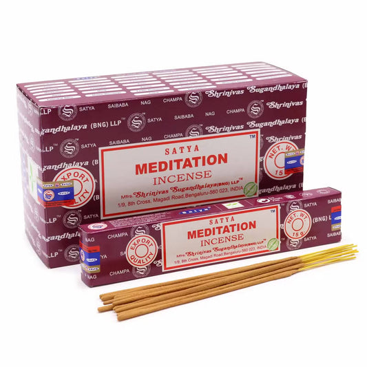 Satya Meditation rökelse 15 g – visas med displaylåda och pinnar; priset avser 1 ask