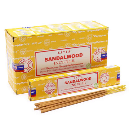 Satya Sandalwood rökelse 15 g – visas med displaylåda och pinnar; priset avser 1 ask